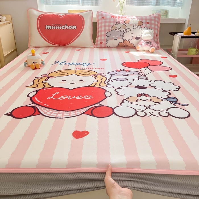 91家纺网 家纺一手货源 找家纺 金爱家  2025新款正版授权miiiiichan可爱卡通大版数码印花A类1200D冰感丝凉感席冰丝三件套平铺床笠系列 可爱莉莉