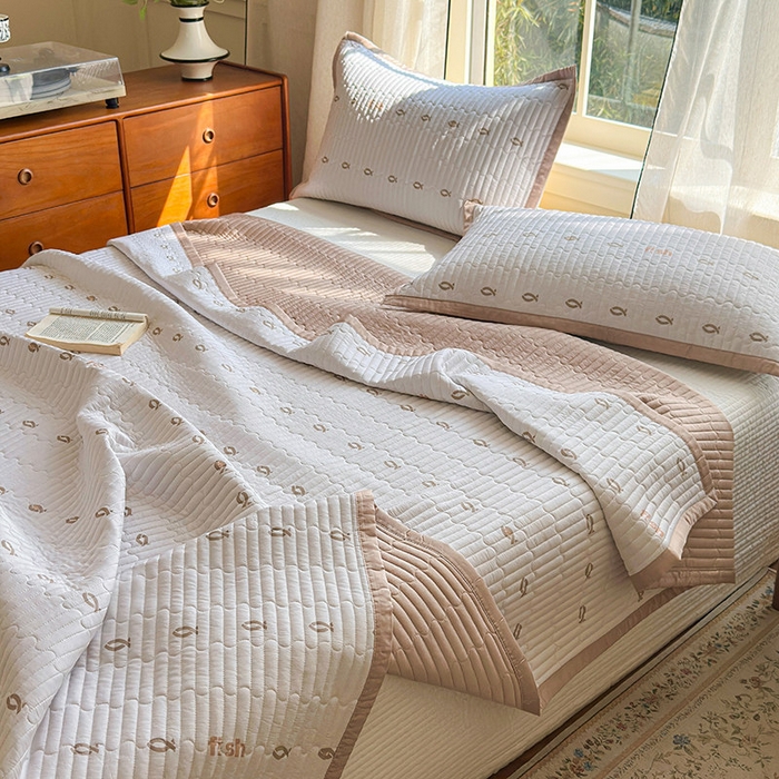 91家纺网 家纺一手货源 找家纺 美优兰 2025春夏新款双面天丝高温砂洗床盖 年年有余