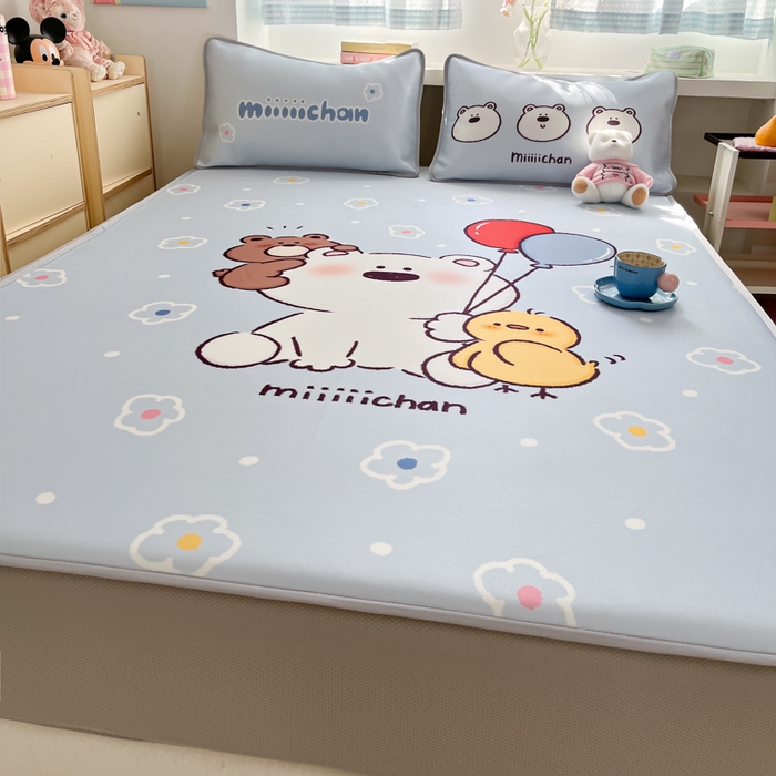 91家纺网 家纺一手货源 找家纺 金爱家  2025新款正版授权miiiiichan可爱卡通大版数码印花A类1200D冰感丝凉感席冰丝三件套平铺床笠系列 熊仔派对
