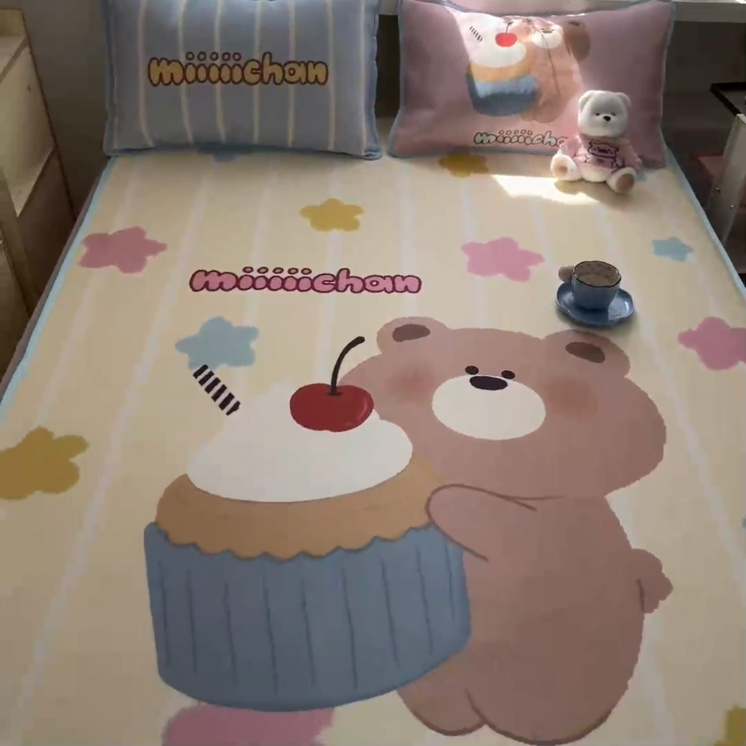 91家纺网 家纺一手货源 找家纺 金爱家  2025新款正版授权miiiiichan可爱卡通大版数码印花A类1200D冰感丝凉感席冰丝三件套平铺床笠系列 奶油小熊