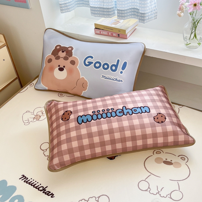 91家纺网 家纺一手货源 找家纺 金爱家  2025新款正版授权miiiiichan可爱卡通大版数码印花A类1200D冰感丝凉感席冰丝三件套平铺床笠系列 曲奇贪吃熊