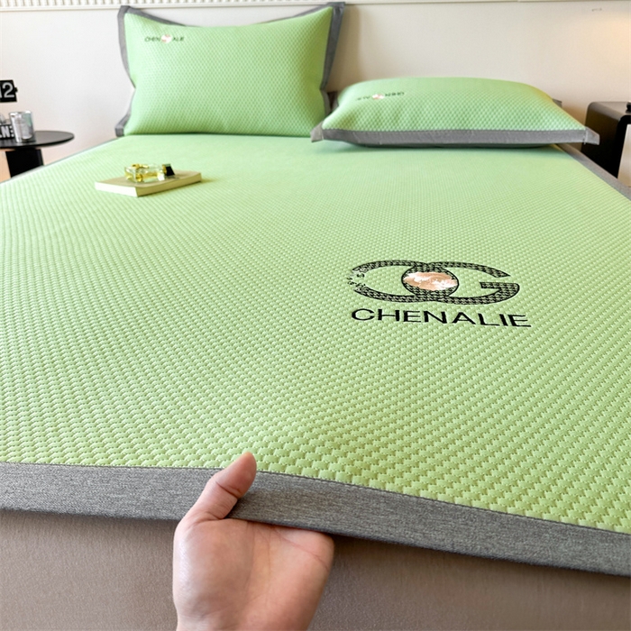 91家纺网 家纺一手货源 找家纺 启程家纺 2025春夏新款冰豆豆凉席刺绣款复合三明治三件套 小香风-绿