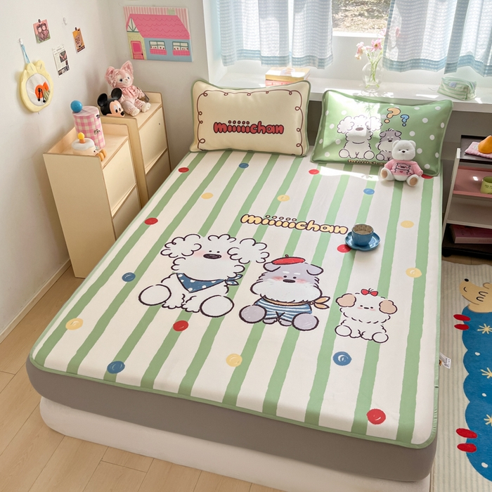 91家纺网 家纺一手货源 找家纺 金爱家  2025新款正版授权miiiiichan可爱卡通大版数码印花A类1200D冰感丝凉感席冰丝三件套平铺床笠系列 绿彩色波点狗