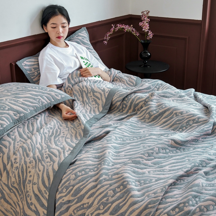 91家纺网 家纺一手货源 找家纺 棠薇家纺  2025新款北欧风盖毯毛巾被 木影驼兰