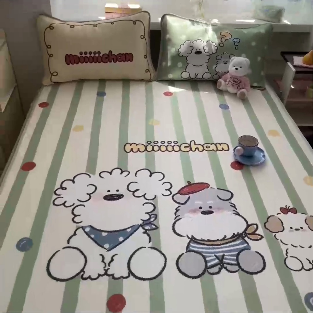 91家纺网 家纺一手货源 找家纺 金爱家  2025新款正版授权miiiiichan可爱卡通大版数码印花A类1200D冰感丝凉感席冰丝三件套平铺床笠系列 绿彩色波点狗