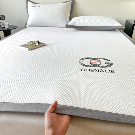 91家纺网 家纺一手货源 找家纺 启程家纺 2025春夏新款冰豆豆凉席刺绣款复合三明治三件套 小香风-白