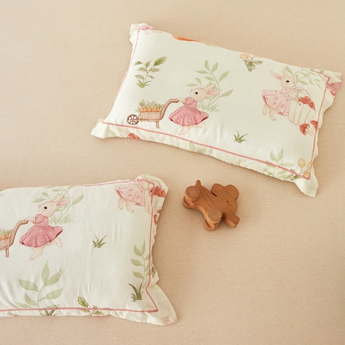 91家纺网 家纺一手货源 找家纺 嗨生活2025新款天竹系列A类竹纤维四层纱枕套 儿童枕套 幼儿园枕套 田野兔子