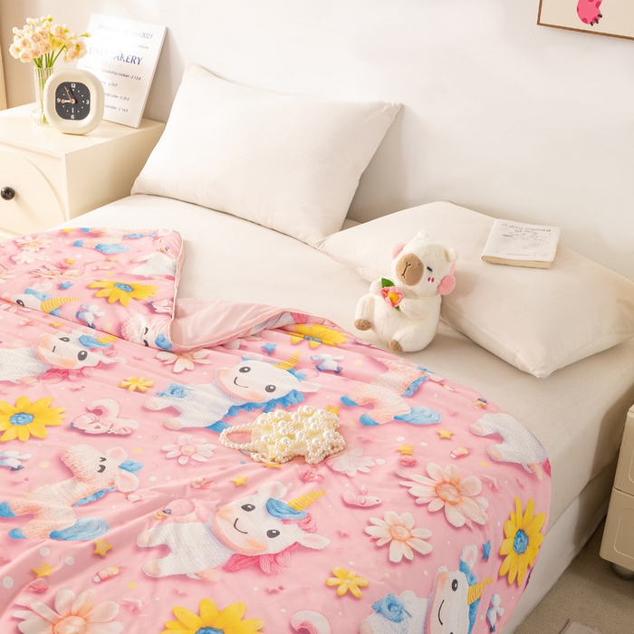 91家纺网 家纺一手货源 找家纺  居易简 2025新款5D夏被空调被A类云母仿锦氨凉感丝夏凉被 粉色独角兽