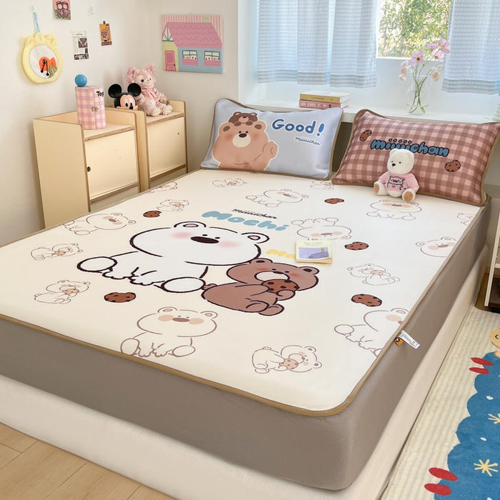 91家纺网 家纺一手货源 找家纺 金爱家  2025新款正版授权miiiiichan可爱卡通大版数码印花A类1200D冰感丝凉感席冰丝三件套平铺床笠系列 曲奇贪吃熊