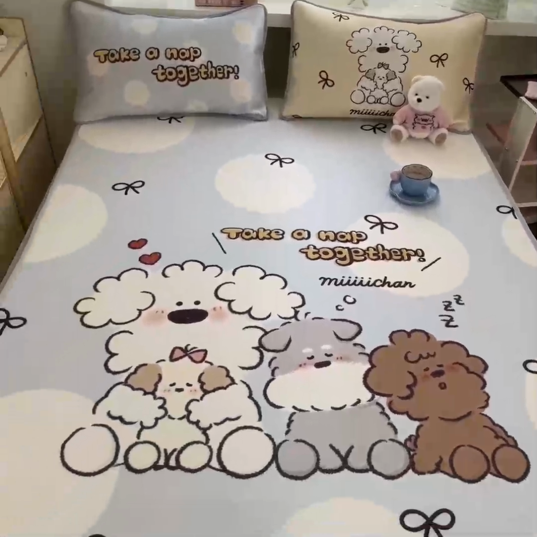 91家纺网 家纺一手货源 找家纺 金爱家  2025新款正版授权miiiiichan可爱卡通大版数码印花A类1200D冰感丝凉感席冰丝三件套平铺床笠系列 点点泡芙狗