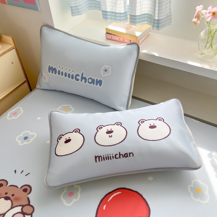 91家纺网 家纺一手货源 找家纺 金爱家  2025新款正版授权miiiiichan可爱卡通大版数码印花A类1200D冰感丝凉感席冰丝三件套平铺床笠系列 熊仔派对