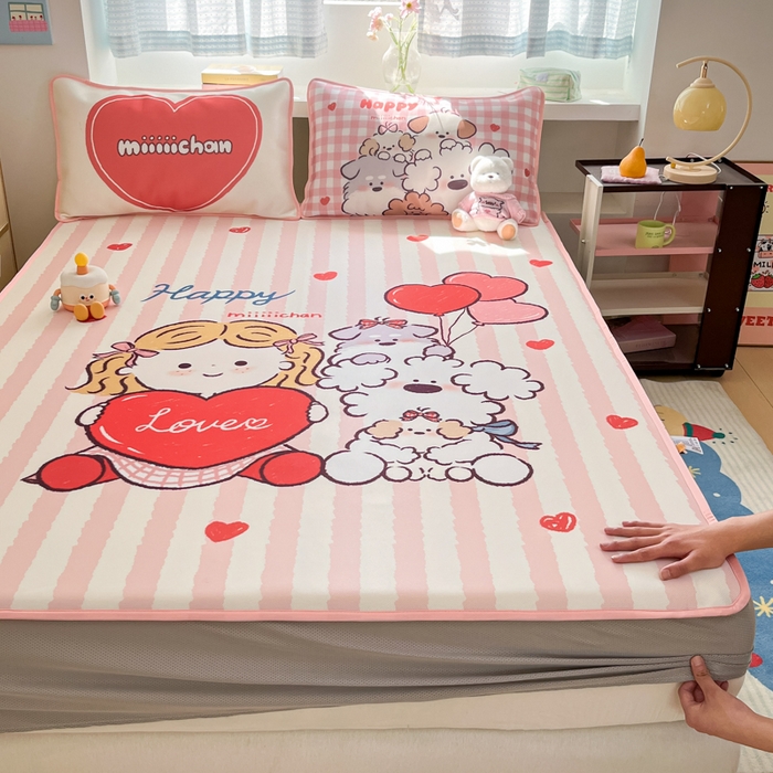 91家纺网 家纺一手货源 找家纺 金爱家  2025新款正版授权miiiiichan可爱卡通大版数码印花A类1200D冰感丝凉感席冰丝三件套平铺床笠系列 可爱莉莉