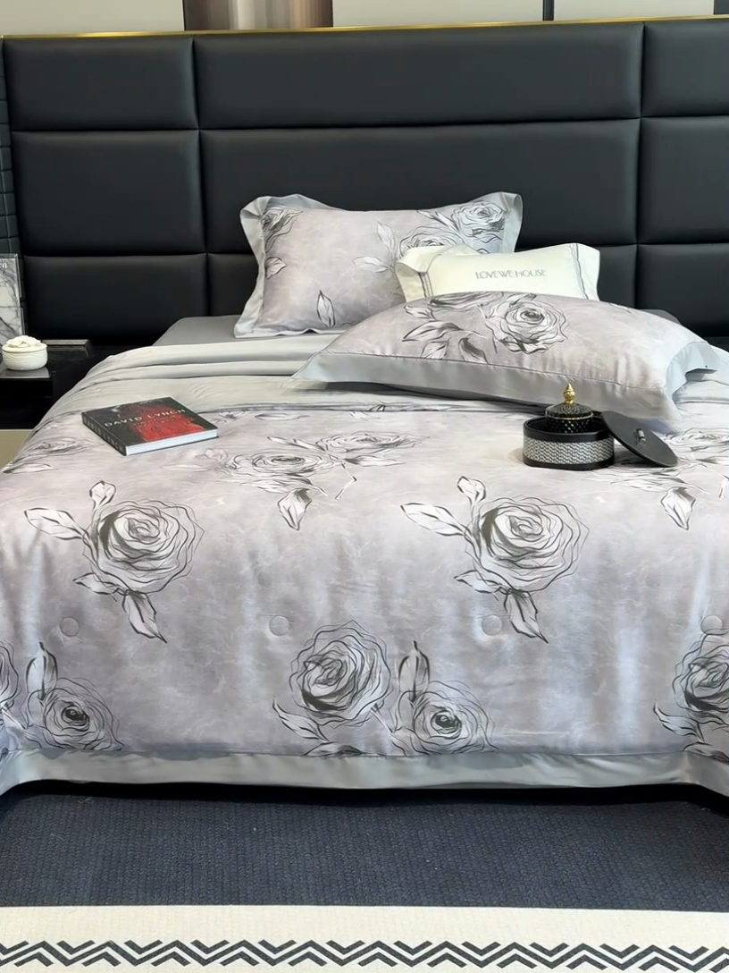 91家纺网 家纺一手货源 找家纺 若未家居 LOVEWE HOUSE 2025新款兰精天丝印花夏被及夏被四件套 叶罗丽玫瑰 灰（床单款+床盖款）