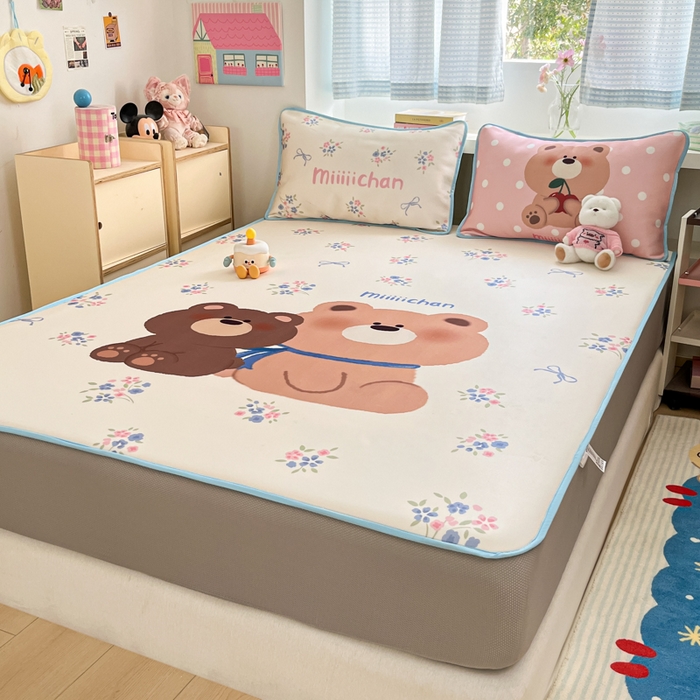 91家纺网 家纺一手货源 找家纺 金爱家  2025新款正版授权miiiiichan可爱卡通大版数码印花A类1200D冰感丝凉感席冰丝三件套平铺床笠系列 花束熊