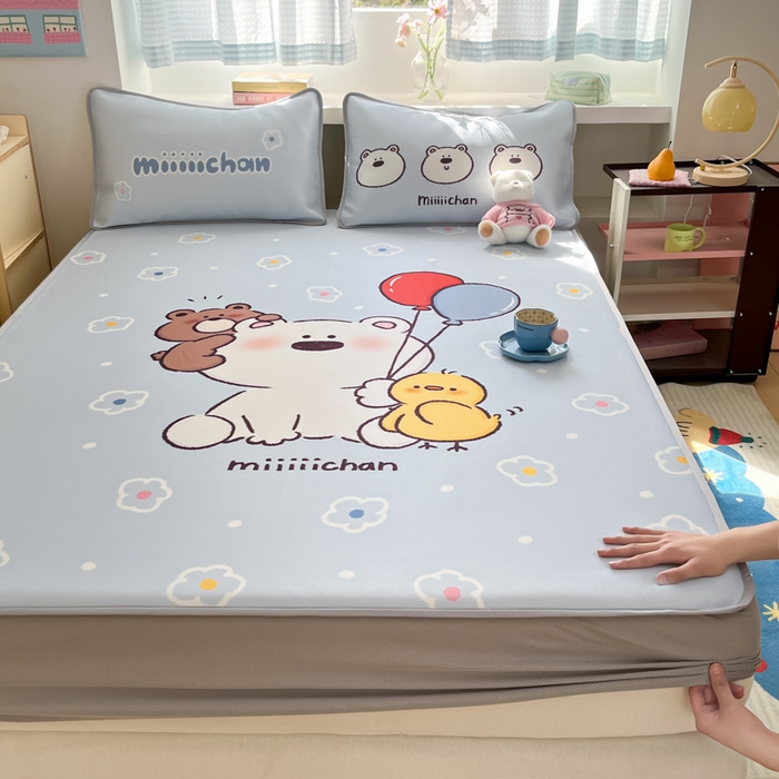 91家纺网 家纺一手货源 找家纺 金爱家  2025新款正版授权miiiiichan可爱卡通大版数码印花A类1200D冰感丝凉感席冰丝三件套平铺床笠系列 熊仔派对