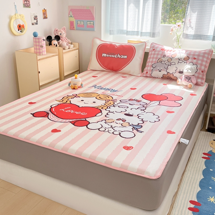 91家纺网 家纺一手货源 找家纺 金爱家  2025新款正版授权miiiiichan可爱卡通大版数码印花A类1200D冰感丝凉感席冰丝三件套平铺床笠系列 可爱莉莉