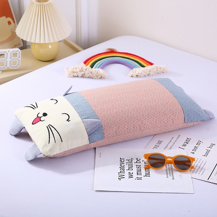 91家纺网 家纺一手货源 找家纺 （总）蔻眠 2025新款大脸猫-全棉印花卡通甜荞麦枕儿童学生护颈枕30x55cm