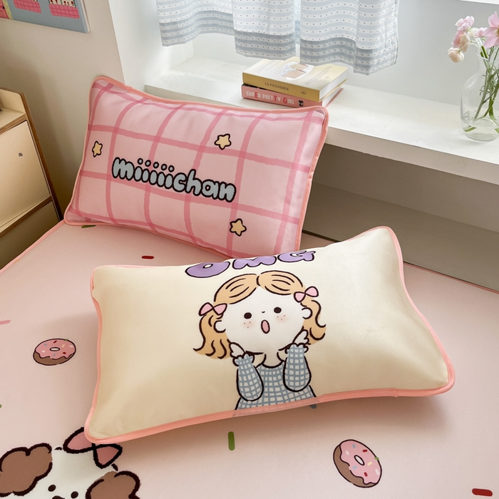 91家纺网 家纺一手货源 找家纺 金爱家  2025新款正版授权miiiiichan可爱卡通大版数码印花A类1200D冰感丝凉感席冰丝三件套平铺床笠系列 甜甜圈女孩