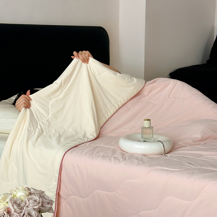 91家纺网 家纺一手货源 找家纺 时年家纺 2025新款升级版180克高定即刻凉感夏被 奶油粉