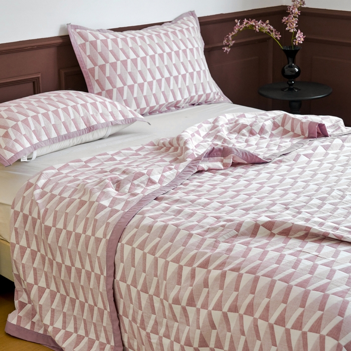 91家纺网 家纺一手货源 找家纺 棠薇家纺  2025新款北欧风盖毯毛巾被 菱格紫