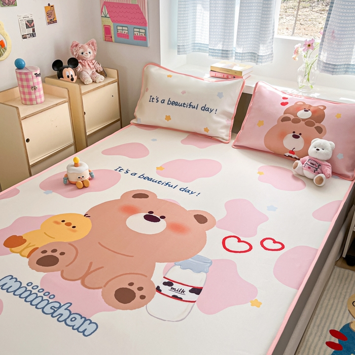 91家纺网 家纺一手货源 找家纺 金爱家  2025新款正版授权miiiiichan可爱卡通大版数码印花A类1200D冰感丝凉感席冰丝三件套平铺床笠系列 牛奶小熊