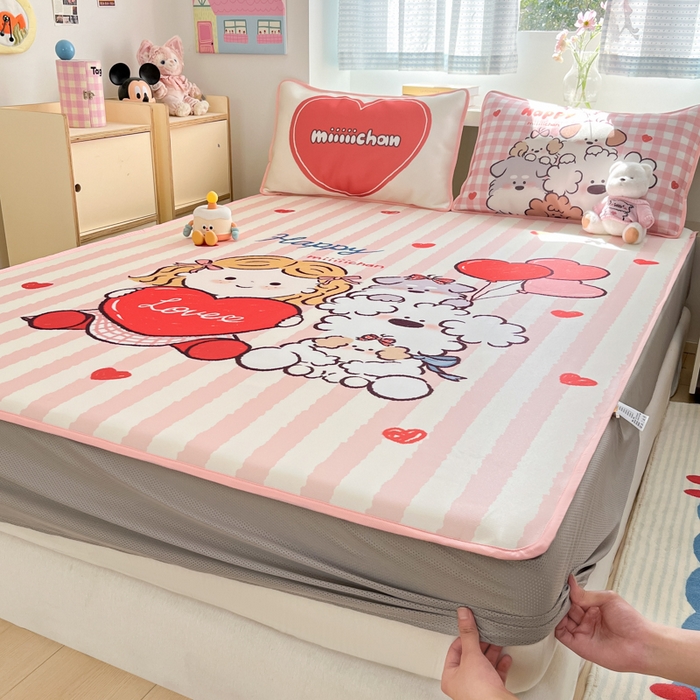91家纺网 家纺一手货源 找家纺 金爱家  2025新款正版授权miiiiichan可爱卡通大版数码印花A类1200D冰感丝凉感席冰丝三件套平铺床笠系列 可爱莉莉