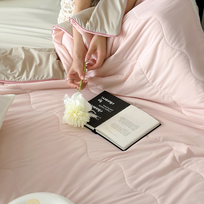 91家纺网 家纺一手货源 找家纺 时年家纺 2025新款升级版180克高定即刻凉感夏被 甜杏粉