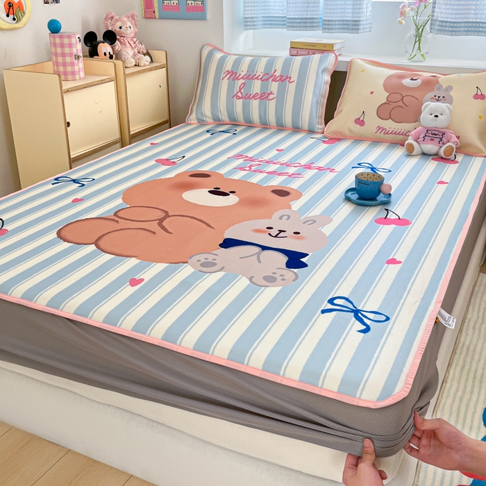 91家纺网 家纺一手货源 找家纺 金爱家  2025新款正版授权miiiiichan可爱卡通大版数码印花A类1200D冰感丝凉感席冰丝三件套平铺床笠系列 樱桃小熊