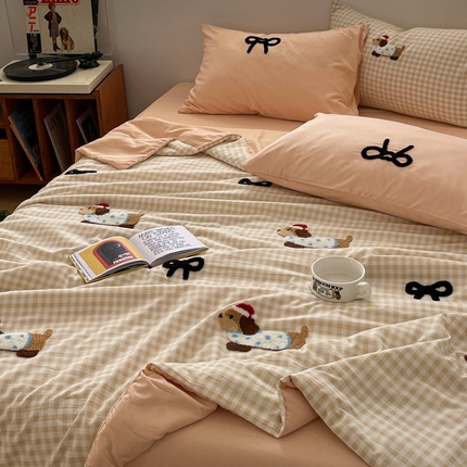 91家纺网 家纺一手货源 找家纺 红嘴企鹅 2025新款卡通毛巾绣空调被夏被四件套 夏被-咖格狗狗