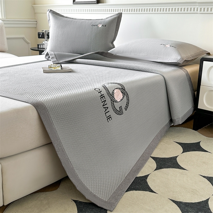 91家纺网 家纺一手货源 找家纺 启程家纺 2025春夏新款冰豆豆凉席刺绣款复合三明治三件套 小香风-灰