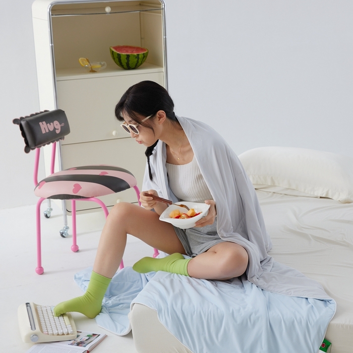 91家纺网 家纺一手货源 找家纺 2025春夏新款A类母婴级西瓜啵啵凉感被锦氨夏凉被空调被 天空蓝+轻奢灰