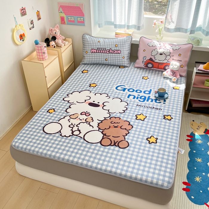 91家纺网 家纺一手货源 找家纺 金爱家  2025新款正版授权miiiiichan可爱卡通大版数码印花A类1200D冰感丝凉感席冰丝三件套平铺床笠系列 俏皮小狗