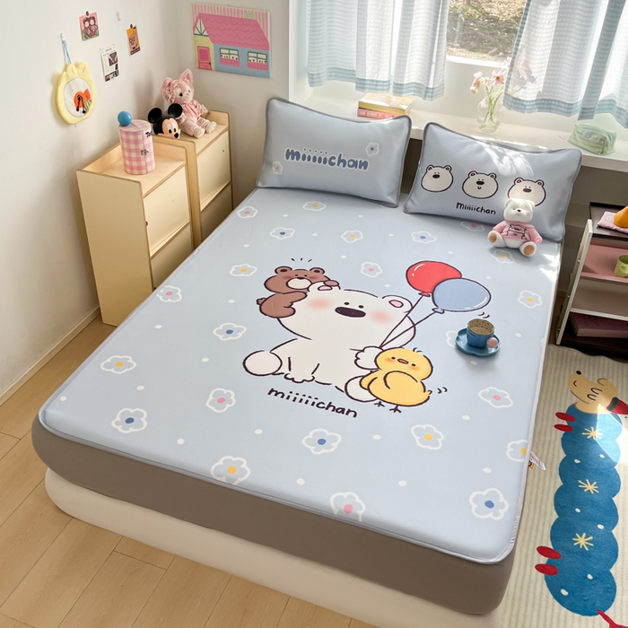 91家纺网 家纺一手货源 找家纺 金爱家  2025新款正版授权miiiiichan可爱卡通大版数码印花A类1200D冰感丝凉感席冰丝三件套平铺床笠系列 熊仔派对