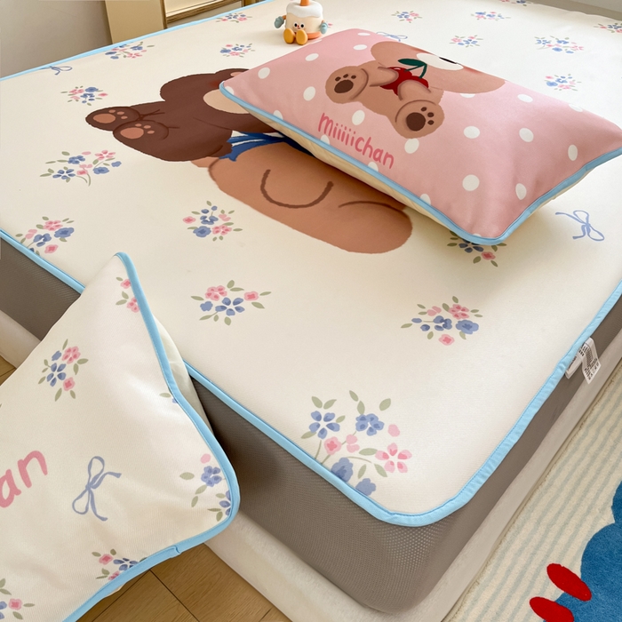 91家纺网 家纺一手货源 找家纺 金爱家  2025新款正版授权miiiiichan可爱卡通大版数码印花A类1200D冰感丝凉感席冰丝三件套平铺床笠系列 花束熊