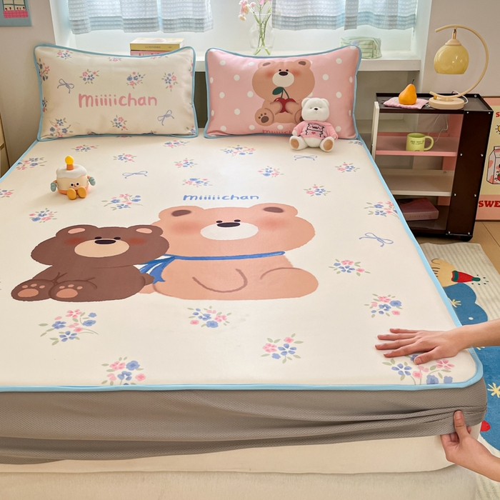 91家纺网 家纺一手货源 找家纺 金爱家  2025新款正版授权miiiiichan可爱卡通大版数码印花A类1200D冰感丝凉感席冰丝三件套平铺床笠系列 花束熊
