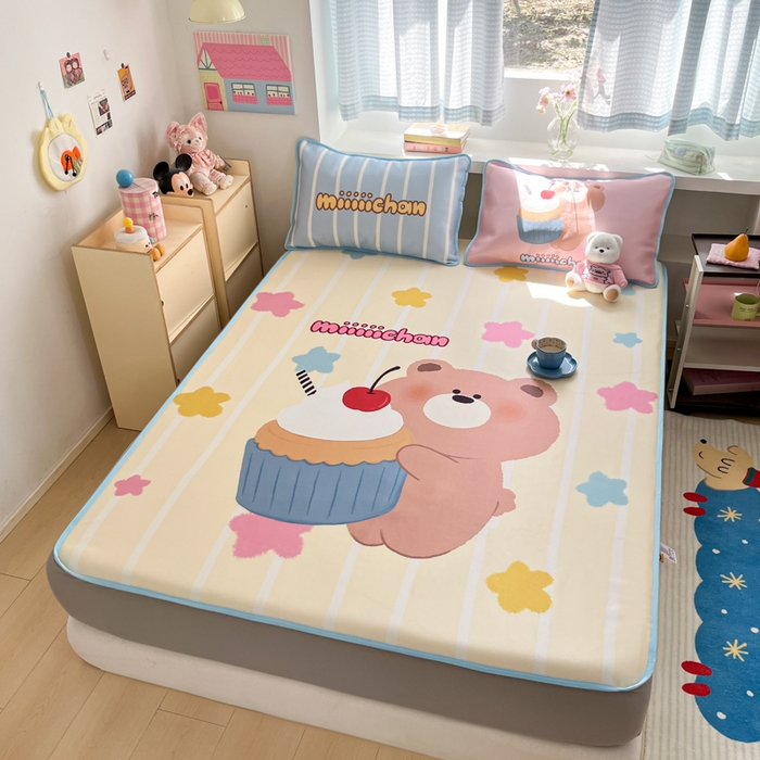 91家纺网 家纺一手货源 找家纺 金爱家  2025新款正版授权miiiiichan可爱卡通大版数码印花A类1200D冰感丝凉感席冰丝三件套平铺床笠系列 奶油小熊