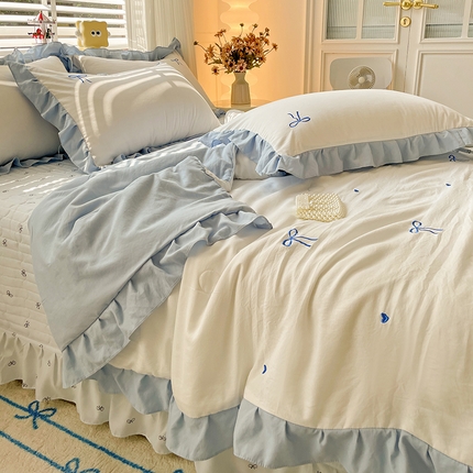 91家纺网 家纺一手货源 找家纺 2025新款绣花双层纱针织棉夏被床盖四件套全棉夏被四件套 蝴蝶结蓝