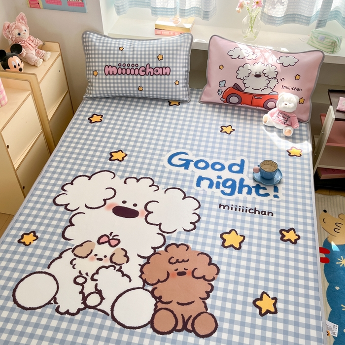 91家纺网 家纺一手货源 找家纺 金爱家  2025新款正版授权miiiiichan可爱卡通大版数码印花A类1200D冰感丝凉感席冰丝三件套平铺床笠系列 俏皮小狗