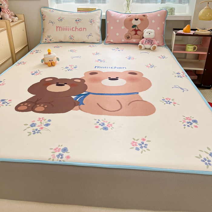 91家纺网 家纺一手货源 找家纺 金爱家  2025新款正版授权miiiiichan可爱卡通大版数码印花A类1200D冰感丝凉感席冰丝三件套平铺床笠系列 花束熊