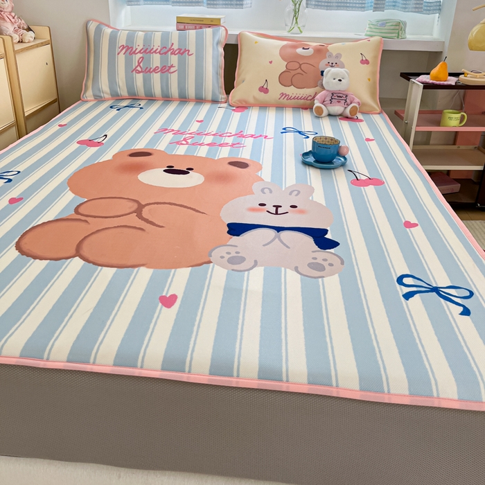 91家纺网 家纺一手货源 找家纺 金爱家  2025新款正版授权miiiiichan可爱卡通大版数码印花A类1200D冰感丝凉感席冰丝三件套平铺床笠系列 樱桃小熊