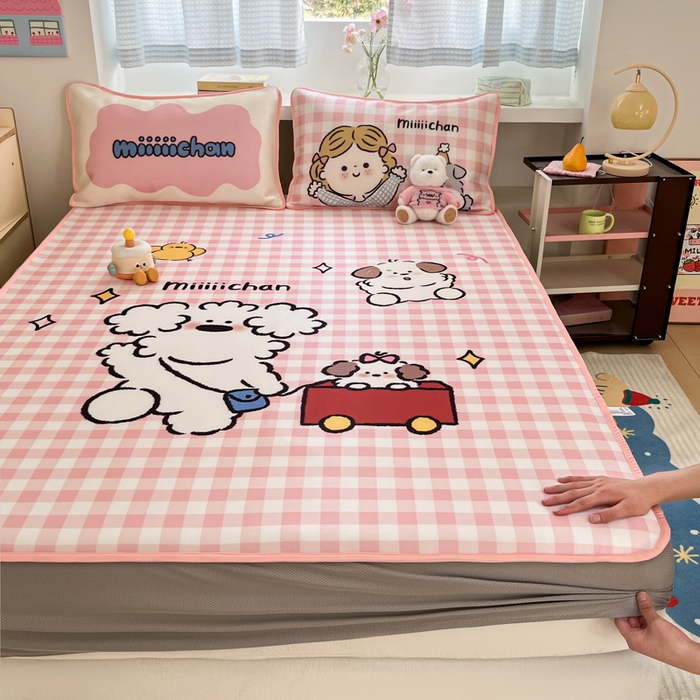 91家纺网 家纺一手货源 找家纺 金爱家  2025新款正版授权miiiiichan可爱卡通大版数码印花A类1200D冰感丝凉感席冰丝三件套平铺床笠系列 狗狗乐园