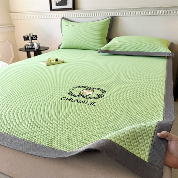 91家纺网 家纺一手货源 找家纺 启程家纺 2025春夏新款冰豆豆凉席刺绣款复合三明治三件套 小香风-绿