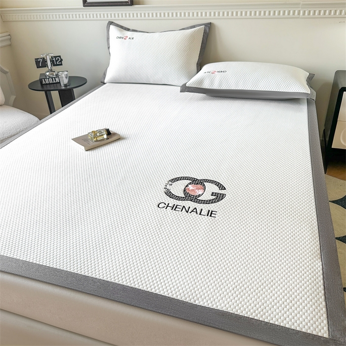 91家纺网 家纺一手货源 找家纺 启程家纺 2025春夏新款冰豆豆凉席刺绣款复合三明治三件套 小香风-白