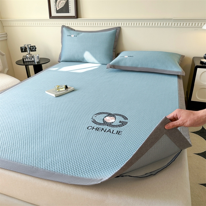 91家纺网 家纺一手货源 找家纺 启程家纺 2025春夏新款冰豆豆凉席刺绣款复合三明治三件套 小香风-蓝