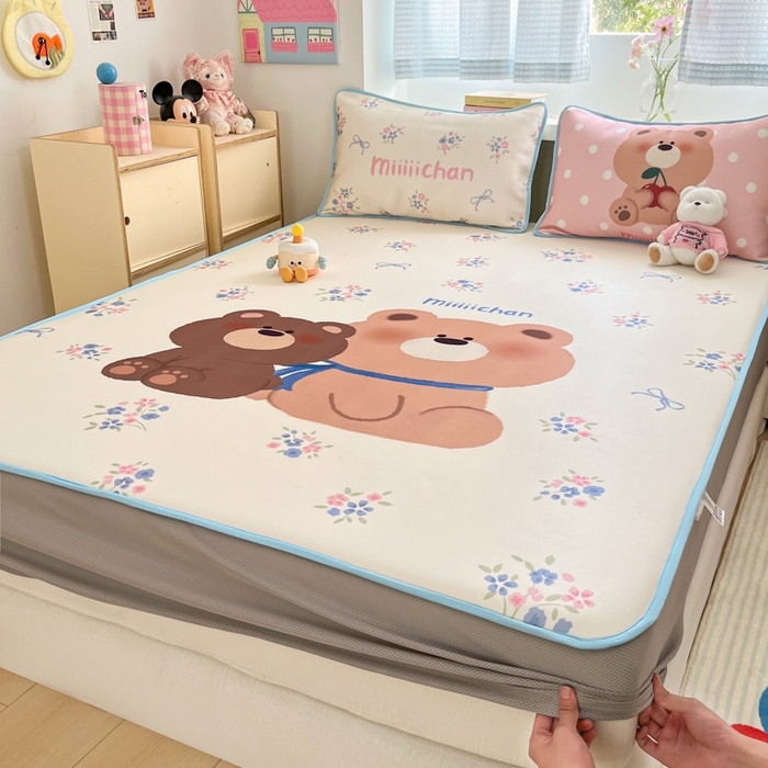 91家纺网 家纺一手货源 找家纺 金爱家  2025新款正版授权miiiiichan可爱卡通大版数码印花A类1200D冰感丝凉感席冰丝三件套平铺床笠系列 花束熊