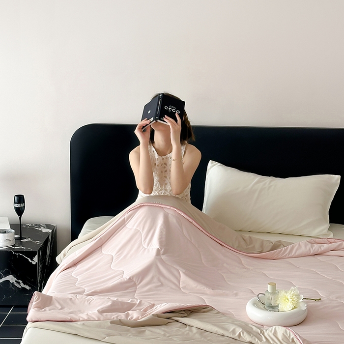 91家纺网 家纺一手货源 找家纺 时年家纺 2025新款升级版180克高定即刻凉感夏被 甜杏粉