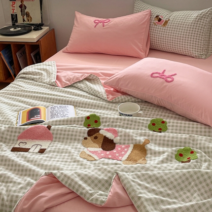 91家纺网 家纺一手货源 找家纺 红嘴企鹅 2025新款卡通毛巾绣空调被夏被四件套 夏被-绿格狗狗