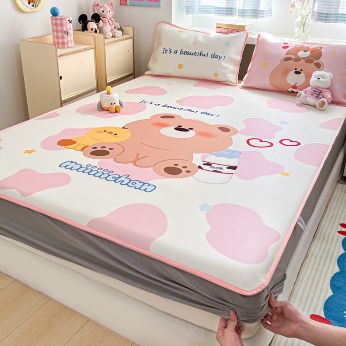 91家纺网 家纺一手货源 找家纺 金爱家  2025新款正版授权miiiiichan可爱卡通大版数码印花A类1200D冰感丝凉感席冰丝三件套平铺床笠系列 牛奶小熊