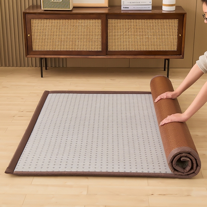 91家纺网 家纺一手货源 找家纺 绒艺席业 2025新款PE藤席地垫 饼干花 咖色