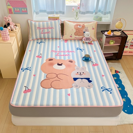 91家纺网 家纺一手货源 找家纺 金爱家  2025新款正版授权miiiiichan可爱卡通大版数码印花A类1200D冰感丝凉感席冰丝三件套平铺床笠系列 樱桃小熊